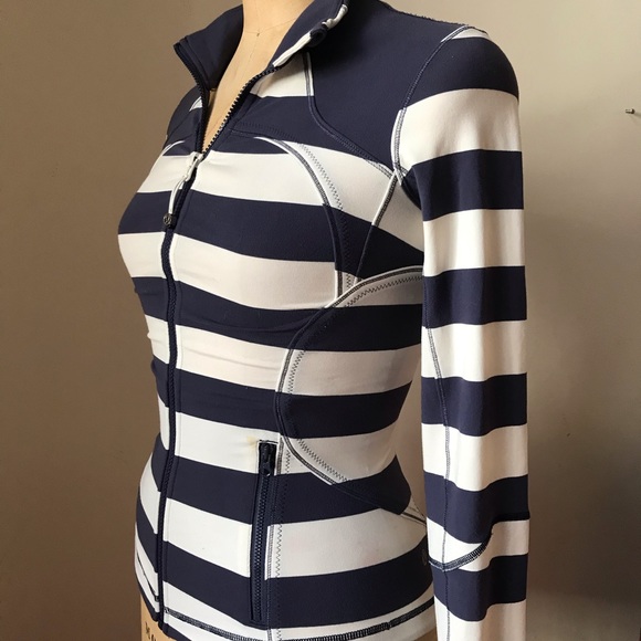 SOLD 🎉🎉🎉 LULULEMON shaping exercise jacket- 2 -blue stripe - Picture 4 of 8